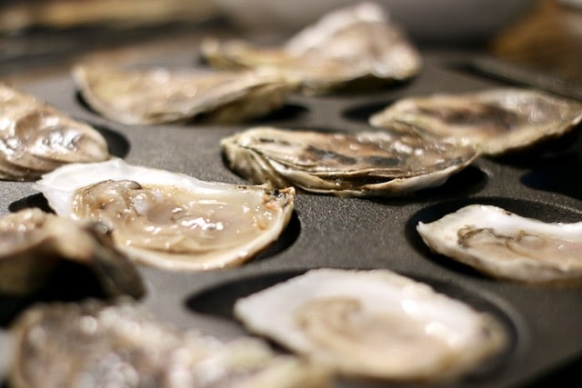 Raw oysters in cast iron roasting tray