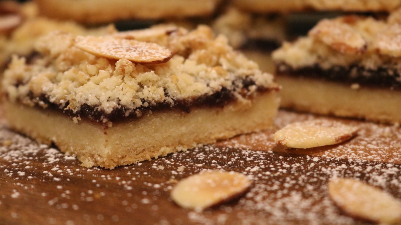 Mixed berry shortbread crumble bars