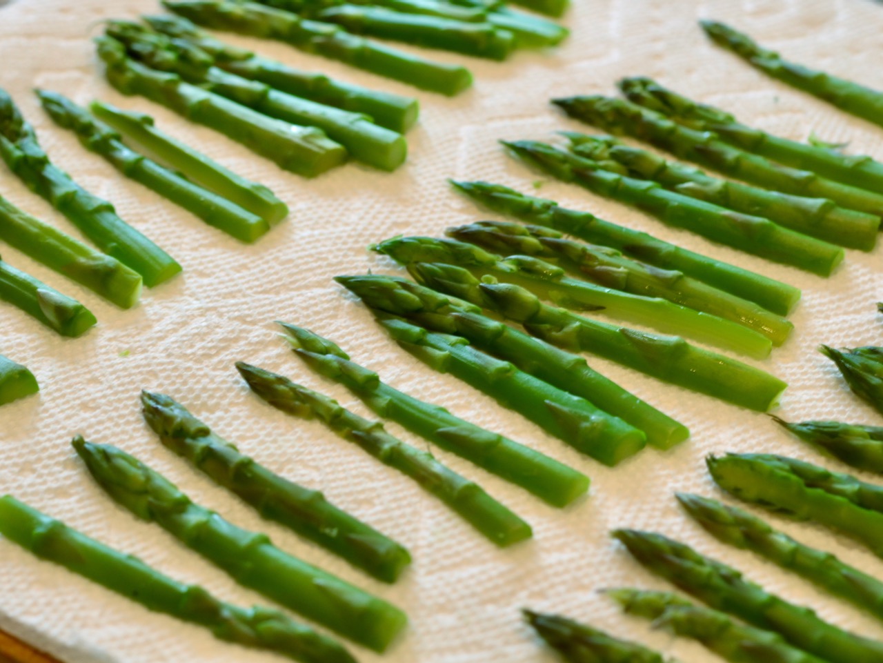 Drying asparagus on paper towel